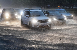 行車遇強降雨怎么辦？